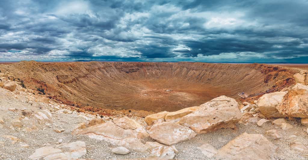 L’astéroïde à l’origine de Meteor Crater n’aurait pas mesuré plus de 50 mètres de diamètre. Il est tombé il y a environ 50 000 ans. Mais des chercheurs avancent aujourd’hui que la menace d’astéroïdes bien plus gros est plus importante que les prévoyaient les estimations. © Frankix, Adobe Stock