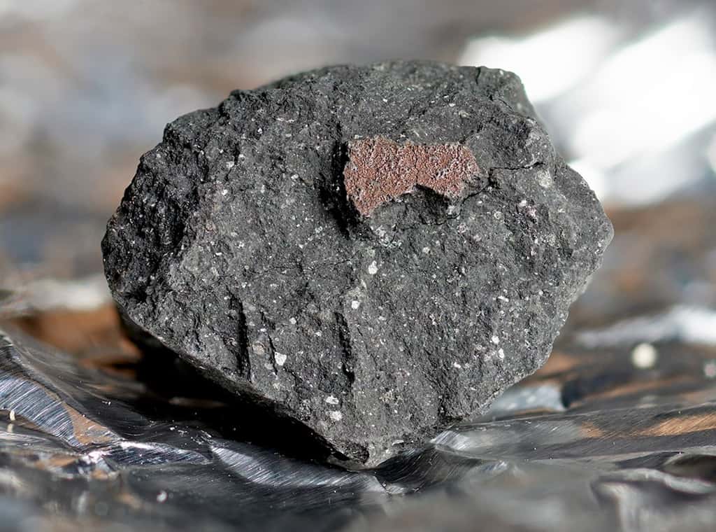 Des chercheurs ont mis la main sur les restes d’une météorite rare dans la campagne du Royaume-Uni. © <em>Natural History Museum</em>