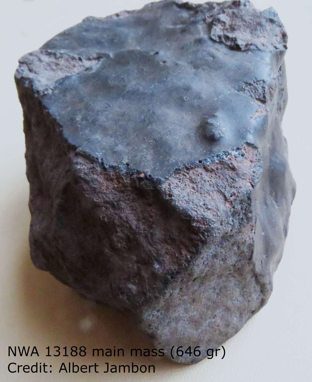Il fait assez peu de doute que la roche trouvée dans le désert du Sahara soit une météorite. Mais s’agit-il d’une météorite terrestre ? © Albert Jambon, Conférence Goldschmidt 2023
