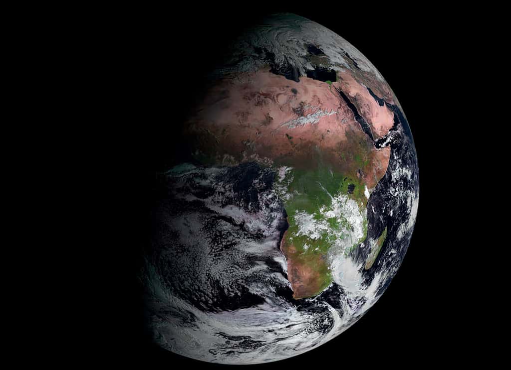 Premiers clichés obtenus par le troisième satellite de seconde génération Météosat, lancé en juillet 2012 par un lanceur Ariane 5. Construits en France par Thales Alenia Space, les satellites Météosat sont exploités par Eumetsat, et font partie du système mondial d'observation de l'atmosphère terrestre, mis en place par l'Organisation météorologique mondiale (OMM). © Eumetsat 