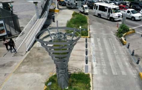 Un système BioUrban installé à un point d'intersection de circulation dense, au Mexique. © Alfredo Estrella, AFP