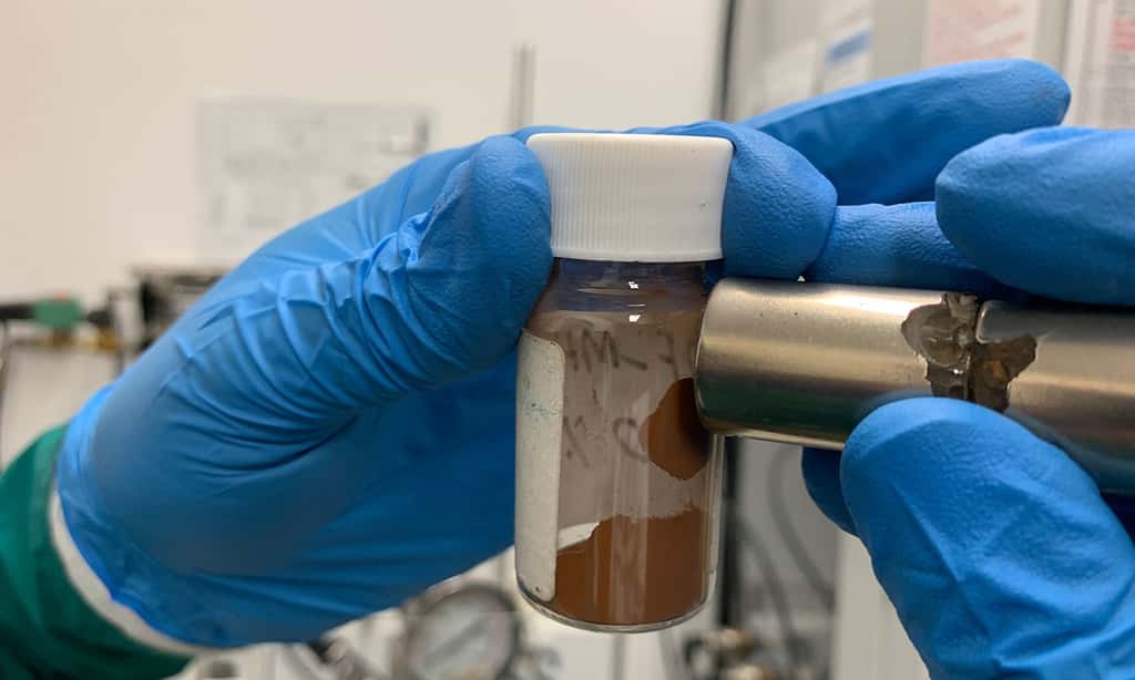À l’aide d’un simple aimant, les chercheurs peuvent attirer le matériau qu’ils ont développé et dispersé dans l’eau pour éliminer les microplastiques et autres polluants. © Institut royal de technologie de Melbourne