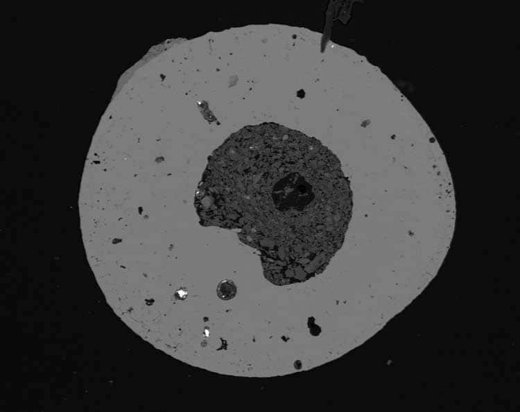 Une sphérule d’oxyde de fer trouvée dans le cratère Domaine du Météore. Elle présente un noyau composé de minéraux typiques de l’environnement du cratère et contient également un grand nombre de microdiamants. © Frank Brenker, <em>Goethe University Frankfurt</em>