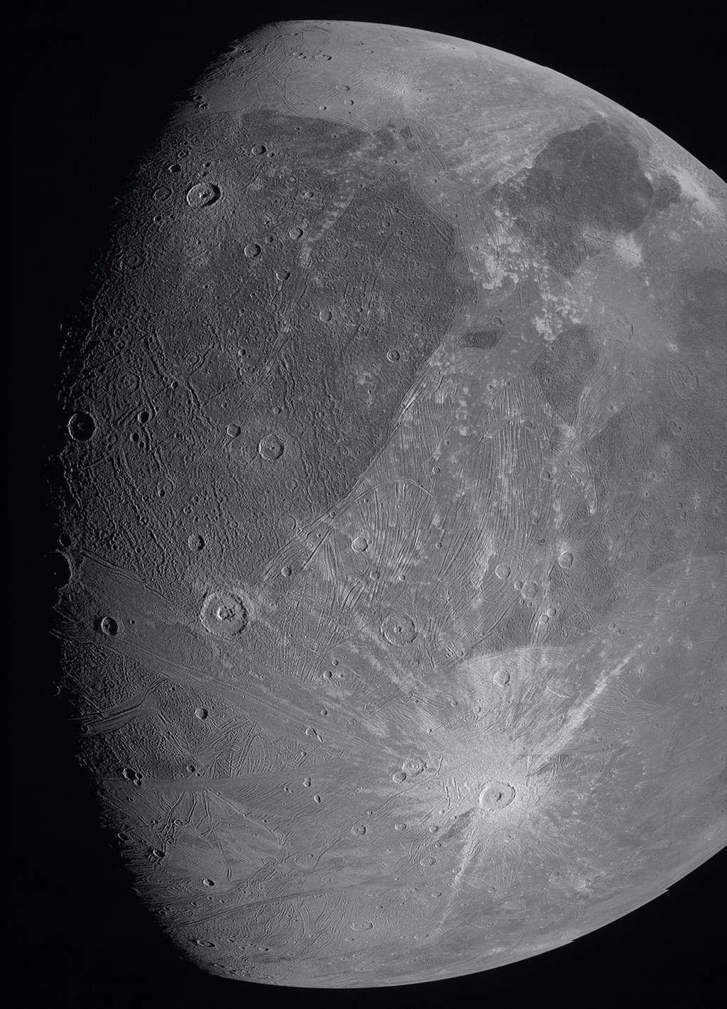 L’image de Ganymède telle qu’enregistrée par le filtre vert de la JunoCam. Pour obtenir une telle image d’un objet en rotation alors que l’imageur a un champ de vision fixe, la caméra a acquis une bande à la fois, au fur et à mesure que la lune traversait son champ de vision. Les bandes d’images capturées à l’aide des filtres rouge et bleu n'étaient pas encore disponibles au moment de la publication de cette image. © Nasa, JPL-Caltech, SwRI, MSSS