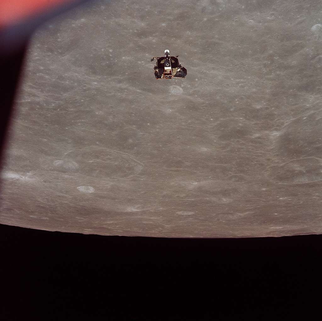 Le module lunaire d’Apollo 11 — en phase d’ascension —, avec les astronautes Neil Armstrong et Edwin Aldrin à bord, photographié à partir des modules de commande et de service en orbite lunaire dans lesquels seul l’astronaute Michael Collins, pilote du module de commande, est resté. © Nasa