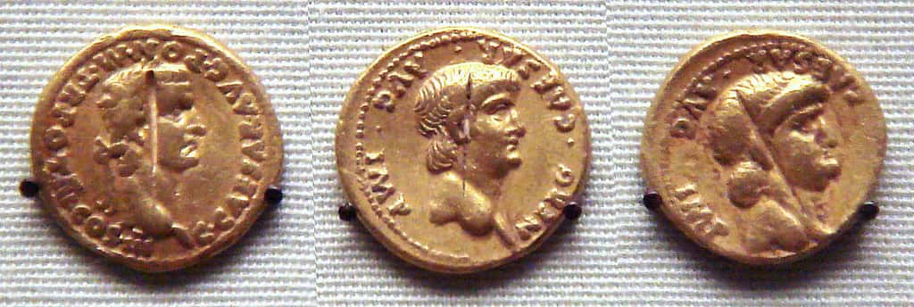 Trois pièces d'or romaines trouvées à Pudukkottai, en Inde du Sud. De gauche à droite : une pièce à l'effigie de Caligula et deux pièces à l'effigie de Néron. © Uploadalt, Wikipédia, CC by-sa 3.0