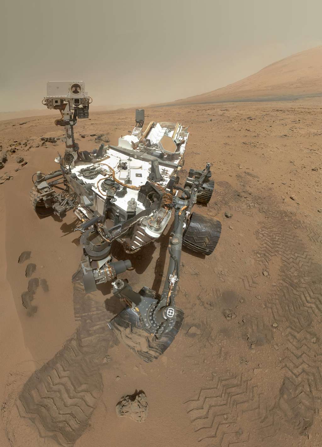 Autoportrait de Curiosity avec le mont Sharp en arrière-plan. À la date à laquelle a été prise cette photo, la montagne se situait à quelque cinq kilomètres du rover (octobre 2012).  © Nasa, JPL