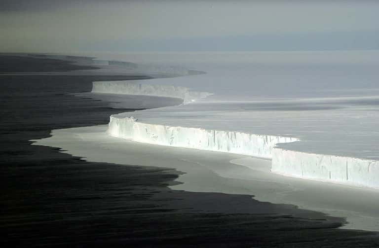 L'iceberg B-15 détaché de la barrière de glace de Ross en Antarctique en l'an 2000. C'est le plus grand iceberg dont l’existence ait été jamais enregistrée (en date de février 2019) avec une superficie de plus de 11 000 km<sup>2</sup>. © Josh Landis, <em>National Science Foundation</em>, AFP, Archives