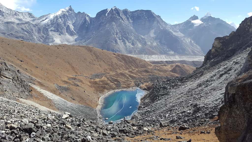 Lorsque les glaciers sont couverts de débris naturels, ils semblent fondre plus rapidement encore que les autres. Ici, la moraine du Lobuche, une montagne du Népal près du glacier du Khumbu. © Duncan Quincey, Université de Leeds