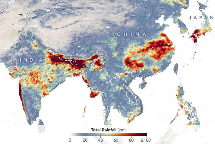 La Chine — mais aussi l’Inde et le sud du Japon — a connu une mousson historique. Entre le 1<sup>er</sup> juin et le 20 juillet 2020, plus d’un mètre de pluie était déjà tombé sur certaines régions. Le tout provoquant des crues importantes. Le lac Poyang, par exemple, a ainsi atteint un record de 22,6 mètres de profondeur le 13 juillet 2020, pour un niveau moyen annuel de 19,2 mètres. © <em>Nasa Earth Observatory</em>