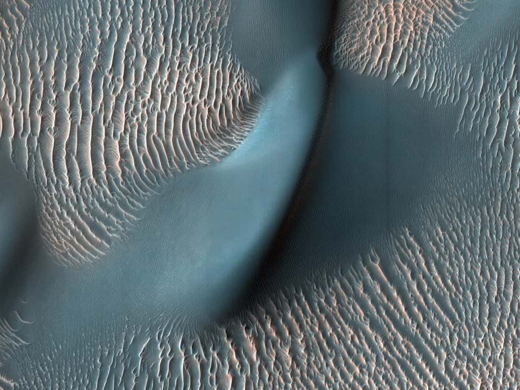 Sur cette image prise par HiRISE en février 2009, les fausses couleurs accentuent certains détails, comme les sommets des dunes et quelques ondulations. © Nasa, JPL-Caltech, Université de l’Arizona