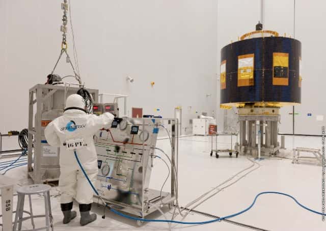 Le satellite MSG-3 en phase de remplissage. Si les conditions météorologiques sont favorables, ce satellite et EchoStar XVII seront mis à poste par une Ariane 5 ECA. Le lanceur doit décoller ce soir à l'intérieur d'une fenêtre de tir s'ouvrant à 23 h 36 et se fermant vendredi à 00 h 05. © Arianespace