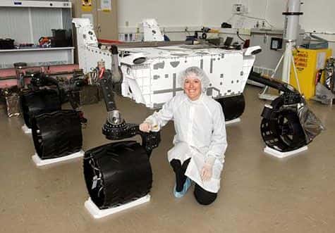 Cette photo du Mars Science Laboratory en cours d'assemblage donne une idée de sa taille. Crédit Nasa