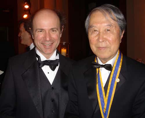 Deux géants du modèle standard de la physique des particules, les prix Nobel Franck Wilczek (à gauche) et Yoichiro Nambu (à droite). Crédit : Betsy Devine