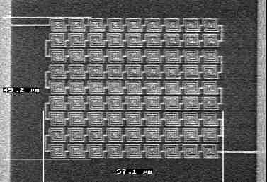 Nanoantennes d’or gravées expérimentalement sur une puce de silicium et fonctionnant à une fréquence de 30 terahertz. Crédit INL.