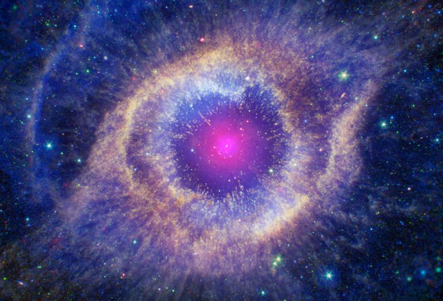 Sa ressemblance avec un œil vaut à la nébuleuse planétaire de l’Hélice le surnom d’œil de Dieu. © X-ray: Nasa/CXC; Ultraviolet: Nasa/JPL-Caltech/SSC ; Optical : Nasa/STScI(M. Meixner)/ESA/Nrao (T.A. Rector); Infrared : Nasa/JPL-Caltech/K. Su