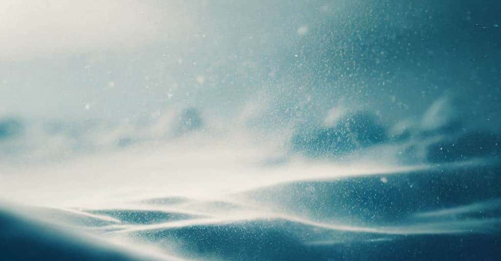 Des chercheurs de l’université de Washington à Saint-Louis (États-Unis) montrent que la neige qui vole au vent en Arctique est à l’origine de nombreux aérosols qui peuvent avoir un impact sur le climat local. © Créateur d’image DALL-E