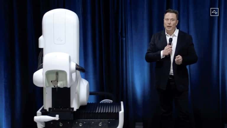 Elon Musk présente dans une conférence sur YouTube la nouvelle puce de sa start-up Neuralink et le robot chirurgien conçu pour l'implanter dans le cerveau. © Neuralink, AFP