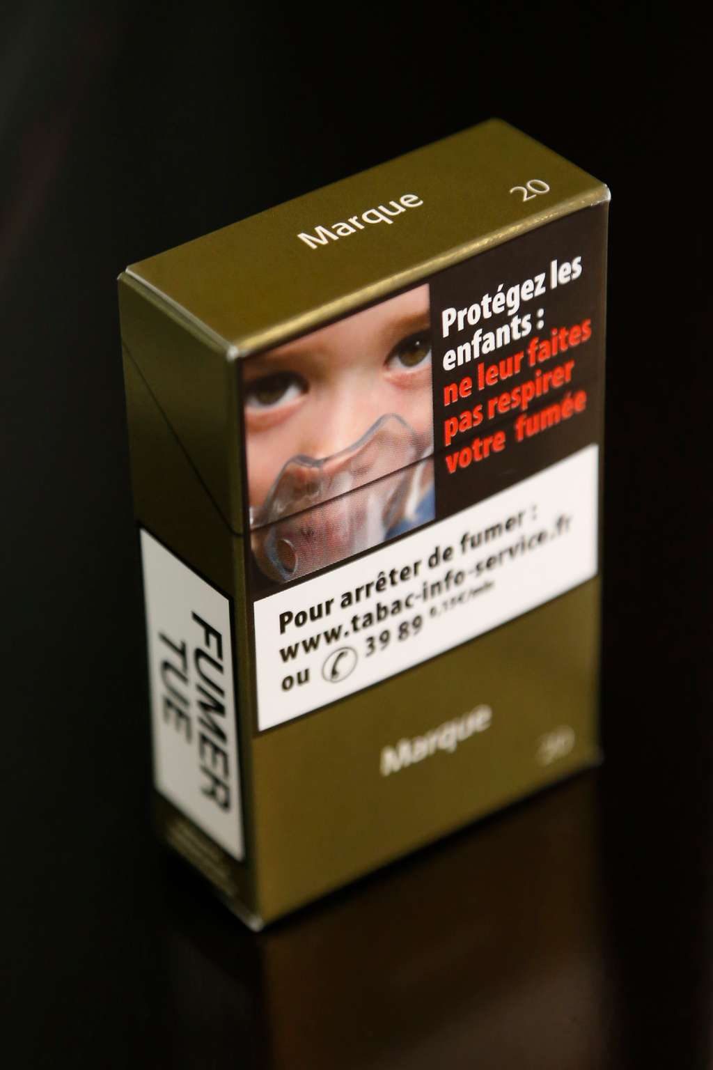 Le paquet neutre comporte des messages de prévention et le nom de la marque apparaît sans son logo. Les paquets « traditionnels » ne peuvent désormais plus être produits pour le marché français. © Thomas Samson, AFP Photo