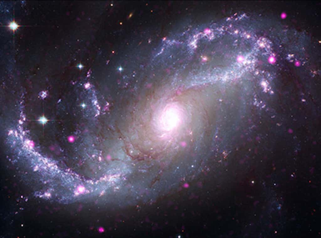 Un code couleur pour NGC 1672 : le violet pour les rayons X de Chandra et le rouge, le vert et le bleu pour les infrarouges du JWST, mais aussi pour les données du domaine du visible collectées par le télescope spatial Hubble. © X-ray : Chandra : NASA/CXC/SAO, XMM : ESA/XMM-Newton ; IR : JWST : NASA/ESA/CSA/STScI, Spitzer : NASA/JPL/CalTech ; Optical: Hubble : NASA/ESA/STScI, ESO ; Image Processing : L. Frattare, J. Major, N. Wolk, and K. Arcand