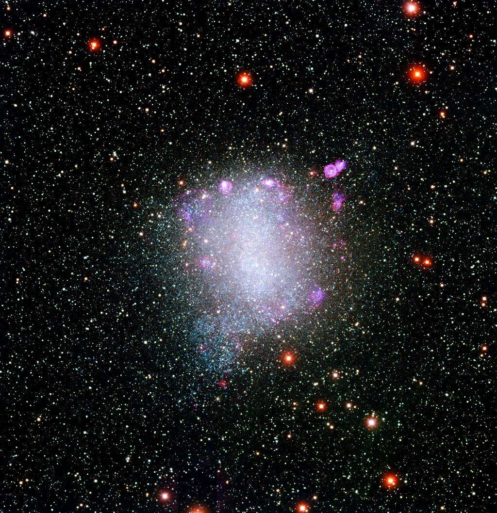 NGC 6822, également connue sous le nom de galaxie de Barnard, est située à seulement environ 1,5 million d'années-lumière, et est donc un membre de notre groupe local de galaxies. Elle fait partie des galaxies étudiées dans la cadre du projet Cosmic Flow. © Local Group Galaxies Survey Team