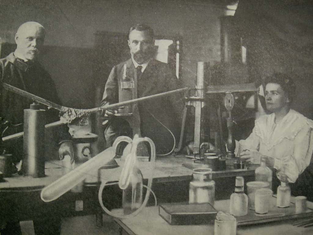 Marie Curie, ici dans son laboratoire, a découvert la radioactivité du noyau atomique de radium. © rosefirerising, Flickr, CC by-nc-nd 2.0