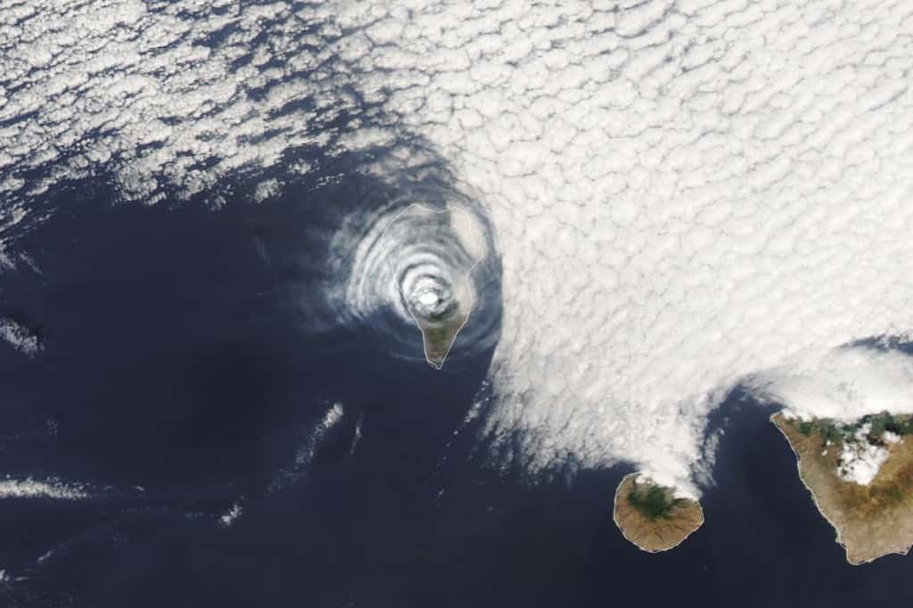 Une image prise le 1er octobre 2021, au-dessus de La Palma, dans les Canaries. Vues de l’espace, les ondes de gravités formées suite à l’éruption du Cumbre Vieja. © <em>Nasa Earth Observatory</em>