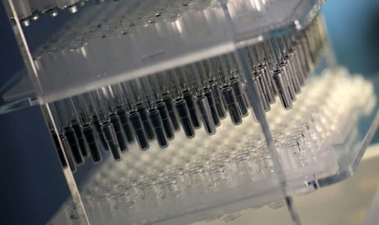 Des flacons et des seringues destinés au vaccin de BioNTech-Pfizer contre le coronavirus, fabriqués par le spécialiste allemand du verre Schott, au siège de l'entreprise à Mayence (Allemagne), le 20 novembre 2020. © Daniel Roland, AFP/Archives