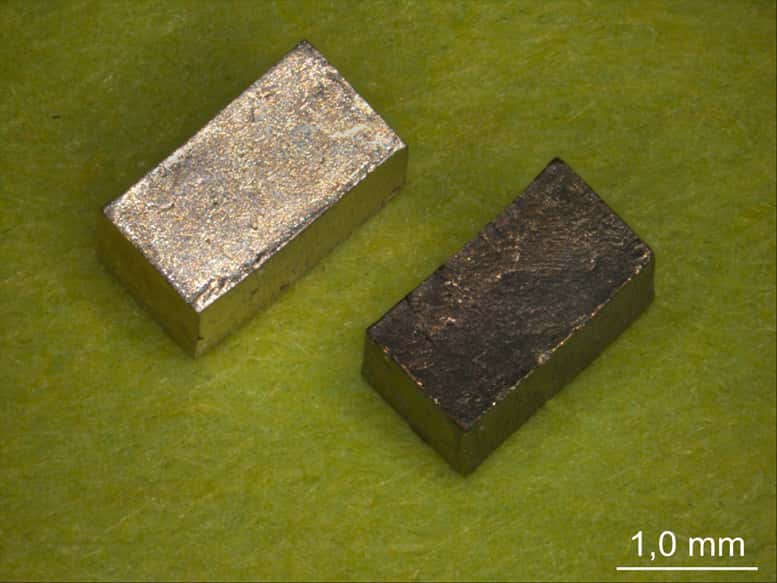 Deux lingots montrant le matériau intelligent créé par les chercheurs. © Technical University of Hamburg and the Helmholtz Center Geesthacht