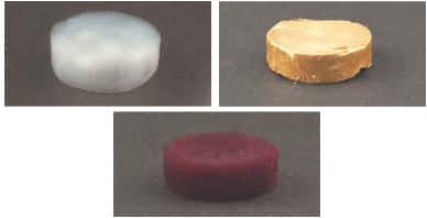 En haut à gauche, une mousse de fibrilles amyloïdes. En haut à droite, la même mousse contenant des microparticules d’or. En bas, la même mousse contenant des nanoparticules d’or. © Gustav Nyström <em>et al. Advanced Materials 2015</em>, ETH Zurich