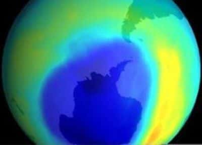 Le trou dans la couche d'ozone en septembre 2008, plus étendue que l'année précédente à la même date. Crédit OMM