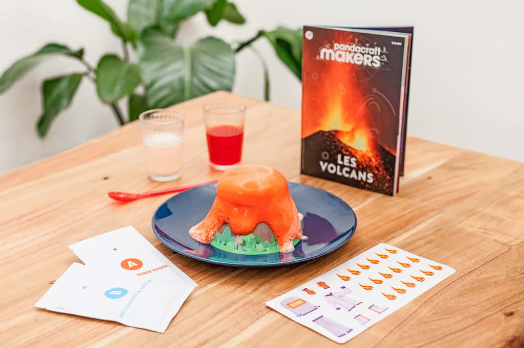 Un volcan qui entre en éruption sur la table de la salle à manger. C’est un peu le rêve de tous les enfants. Une expérience qui les aide à progresser dans leurs apprentissages. © Pandacraft