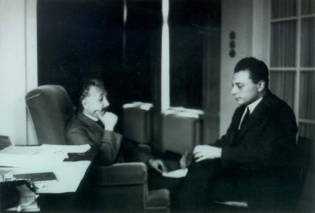Einstein et Pauli en pleine discussion. Les deux physiciens étaient des maîtres de la théorie de la relativité générale. © Cern