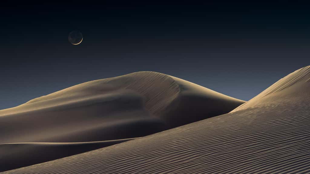 Pour réaliser ce cliché, le photographe a dû s’enfoncer dans le désert, jusqu’à trouver l’arrangement dunaire parfait. © Jeffrey Lovelace, <em>Astronomy Photagrapher of the Year 2021</em>