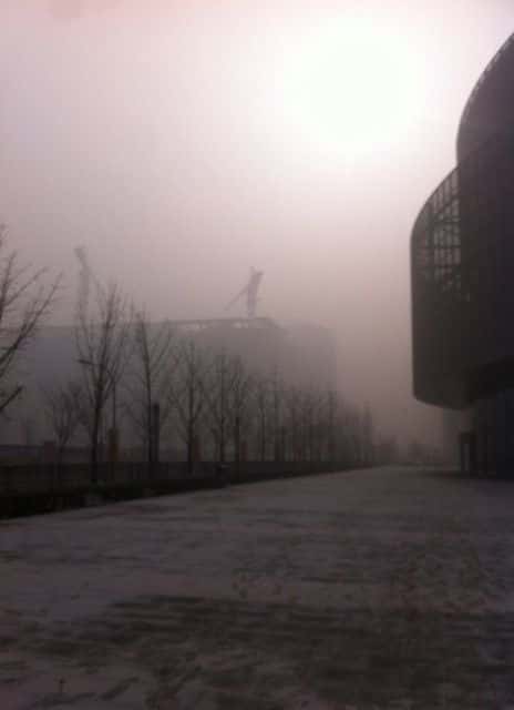 Pékin en pleine journée, le 12 janvier 2013. Le smog est tellement épais qu'on ne voit plus le ciel, et qu'il fait très sombre. L'indice de pollution était de 755, alors que le maximum habituel de l'échelle de mesure de l’<em>Air Quality Index </em>est de 500. © @limlouisa, Twitter