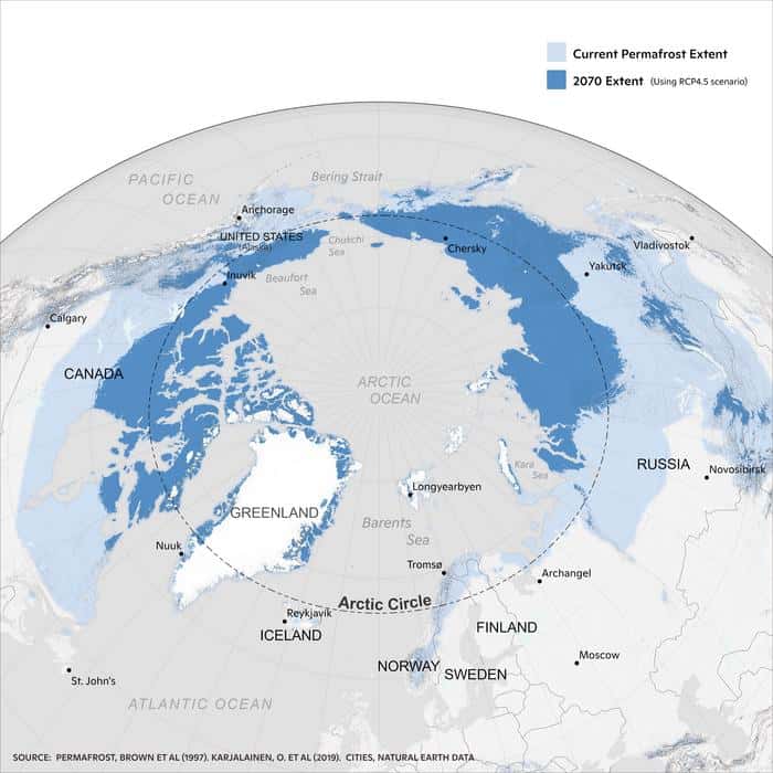 Ici en bleu clair, l’étendue actuelle du pergélisol dans l’hémisphère Nord ainsi que l’étendue projetée du pergélisol en 2070, en bleu foncé, selon un scénario d’émissions modérées. © Greg Fiske, <em>Woodwell Climate Research Center</em>