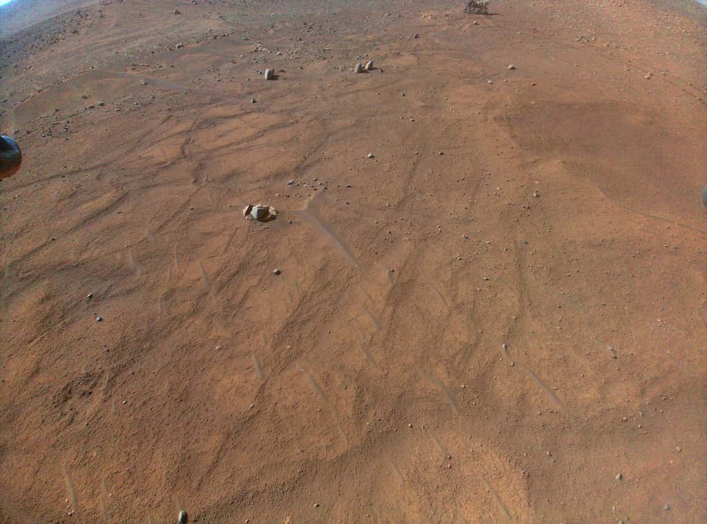 Le rover Perseverance apparait en haut à droite de cette image prise par l’hélicoptère martien Ingenuity lors de son 54<sup>e</sup> vol, le 3 août 2023. © Nasa, JPL-Caltech, ASU, MSSS