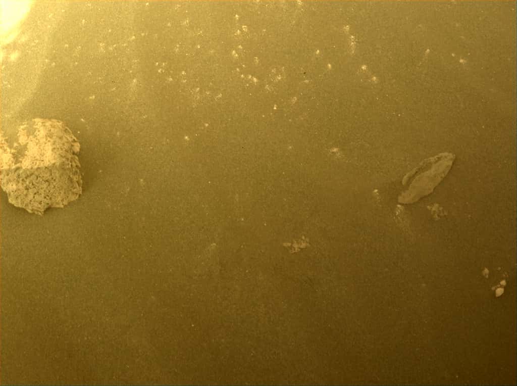 En haut, l’image du débris en forme de plat de spaghettis prise par Perseverance sur Mars. En bas, le même endroit 3 Sol plus tard. Le débris avait disparu. © Nasa, JPL-Caltech
