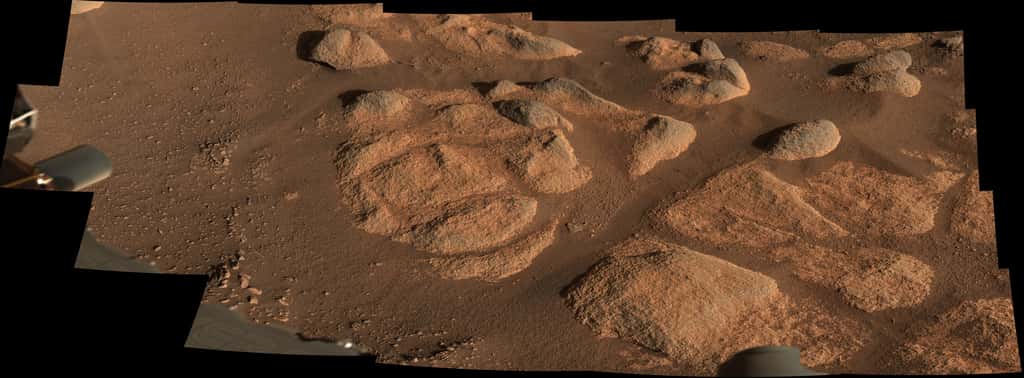Le 27 avril 2021, Perseverance pointait son imageur Mastcam-Z sur ces roches. La scène se joue sur environ 3 mètres de large et les plus petits détails captés sont de l’ordre du millimètre. © Nasa, JPL-Caltech, ASU, MSSS