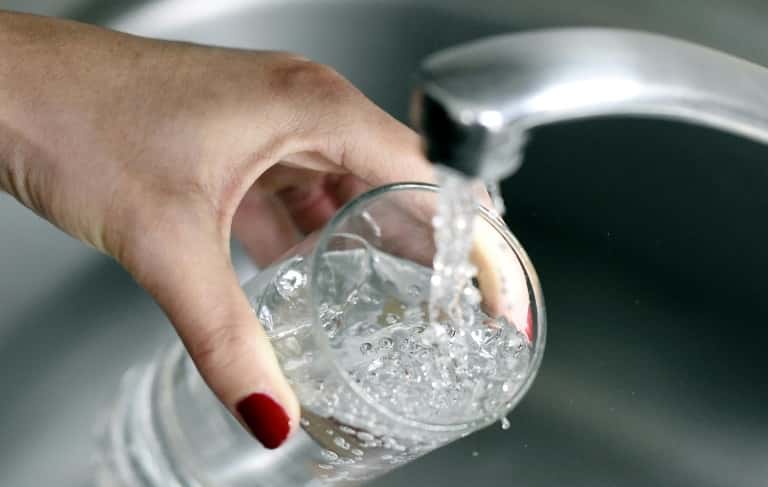 Il est recommandé de boire entre 2 et 2,5 litres d'eau par jour pour une personne normale. Une quantité à adapter en fonction des saisons et de l'activité sportive. © Franck Fife, AFP, Archives 