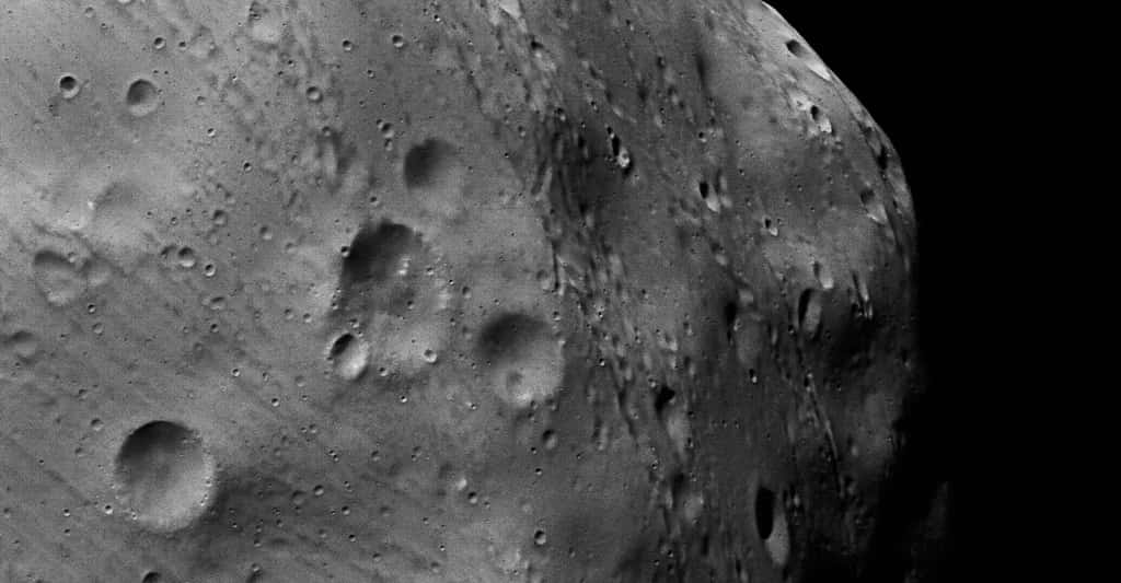 Un passage rapproché de Mars Express au-dessus de Phobos, la plus grande lune de Mars, apporte des informations intéressantes sur sa structure et son origine. © ESA/DLR/FU Berlin (G. Neukum), CC by-sa 3.0 IGO