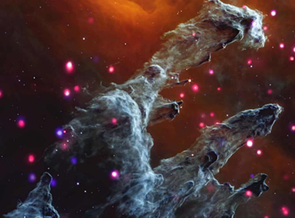 Rien que des données de l’observatoire de rayons X Chandra et du télescope spatial James-Webb pour cette sublime image de la nébuleuse de l’Aigle. © X-ray : Chandra: NASA/CXC/SAO, XMM: ESA/XMM-Newton ; IR : JWST : NASA/ESA/CSA/STScI, Spitzer: NASA/JPL/CalTech ; Optical: Hubble : NASA/ESA/STScI, ESO ; Image Processing : L. Frattare, J. Major, N. Wolk, and K. Arcand