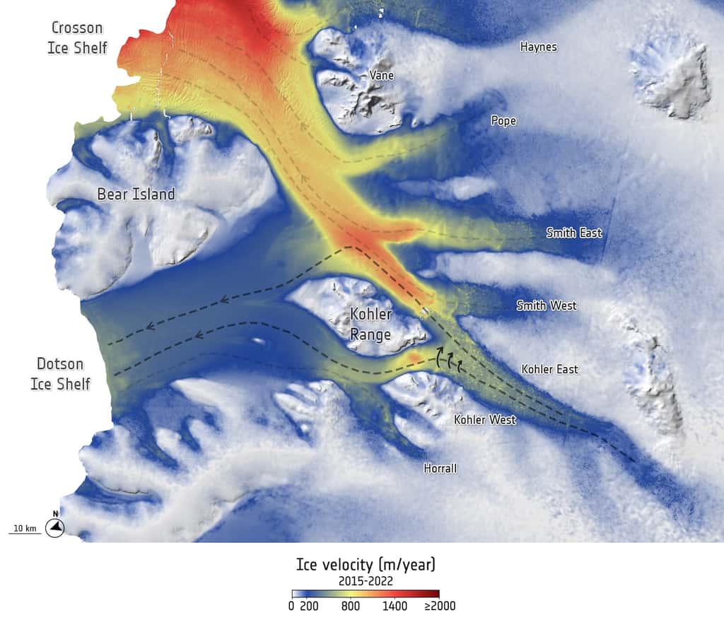 Cette carte montre la vitesse des glaciers dans la région étudiée et la réorientation de l’écoulement glaciaire entre 2015 et 2022, de Kohler Ouest vers Kohler Est – également appelée « pirate de glace ». La réorientation de l’écoulement est indiquée par les trois flèches parallèles. © ESA - données : Selley et <em>al.</em>, 2025, Université de Leeds