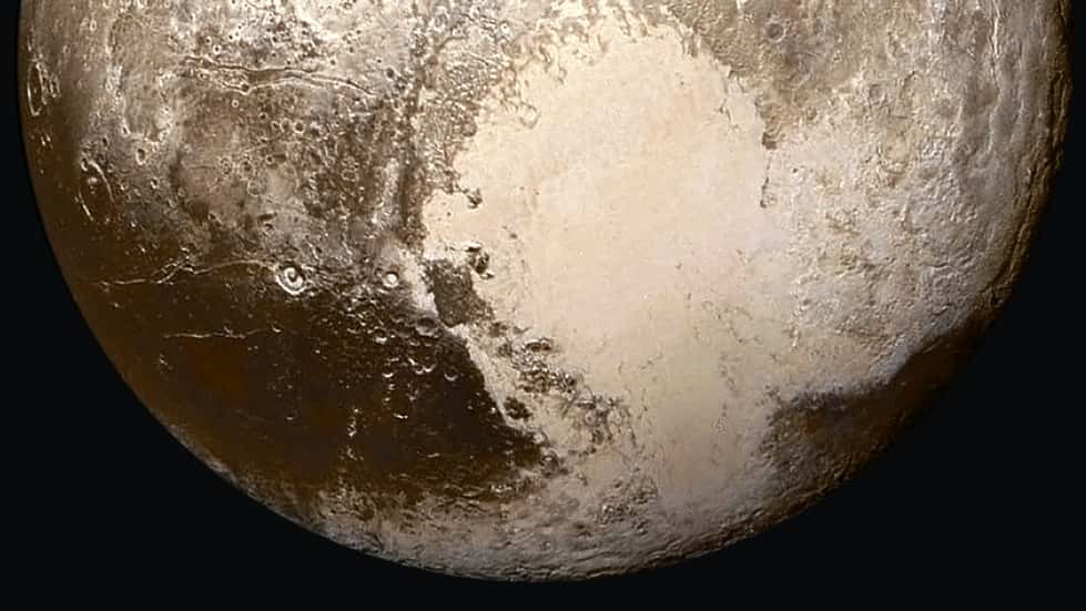 Le « cœur de Pluton » est une région glacée en forme de cœur d'environ 2.000 km de large. Elle a été baptisée « région Tombaugh », du nom de Clyde Tombaugh, découvreur de Pluton en 1930 (et décédé en 1997). Le lobe ouest (à gauche de l'image) est formé de glace de monoxyde de carbone (CO) et comprend la plaine Spoutnik. © Nasa