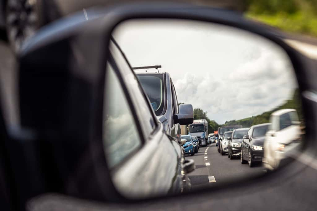 Voitures interdites en France dès janvier 2025 : l'interdiction de circuler pour les véhicules Crit'Air 3 aura des répercussions significatives pour de nombreux conducteurs. © georgeclerk, iStock