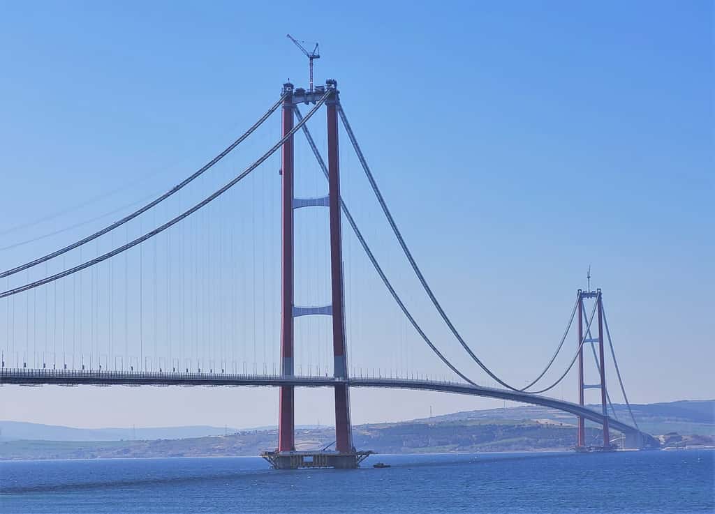 Les deux pylônes du pont 1915 des Dardanelles attendaient là depuis près de deux ans déjà. Ils culminent à quelque 318 mètres. © Zafer, Wikipedia, CC by-SA 4.0