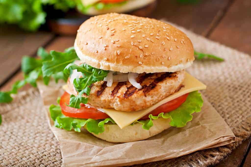 En préférant le poulet au bœuf, vous réduirez considérablement l’empreinte carbone de votre alimentation. © Timolina, Adobe Stock