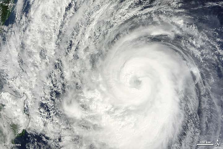 Image satellite du typhon Prapiroon, le 11 octobre 2012. Le satellite TRMM a rencontré trois cyclones dans la même journée du 12 octobre. © Nasa/Jeff Schmaltz, Lance Modis Rapid Response Team