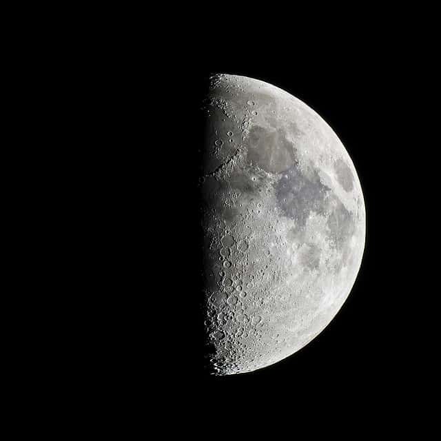 Il existe plusieurs phases lunaires. Lors du premier quartier, la Lune prend alors la forme d’un « p » (comme premier). © Pierre J., Flickr, CC by-nc-sa 2.0