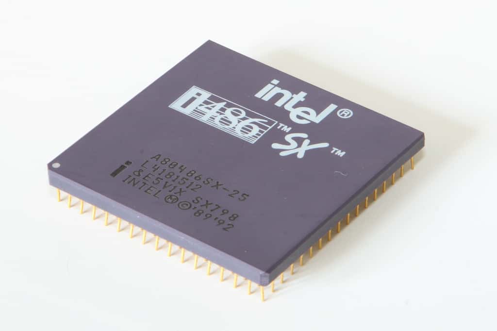  Un processeur Intel 80486 SX 25. © Henry Mühlpfordt, <em>Wikimedia Commons</em>, CC by-sa 3.0